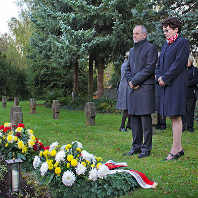 OB Klaus Jensen und die polnische Konsulin Monica Trojan-Otwinowska vor der zentralen Gedenkstätte auf dem Hauptfriedhof.
