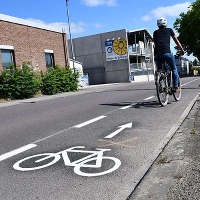 Ein Radler befährt den Schutzstreifen in der Kürenzer Straße in Richtung Schönbornstraße.