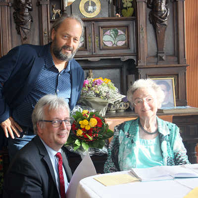 Beigeordneter Andreas Ludwig (vorne links) gratulierte Maria Deutsch im Namen der Stadt. Eurens Ortsvorsteher Hans-Alwin Schmitz überbrachte ebenso Glückwünsche. 
