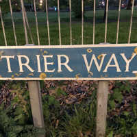 Die Trierer Gloucester-Straße auf dem Petrisberg hat ein Pendant im Gloucester Park der britischen Partnerstadt.