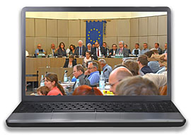 Montage: Laptop mit Live-Stream einer Stadtratssitzung
