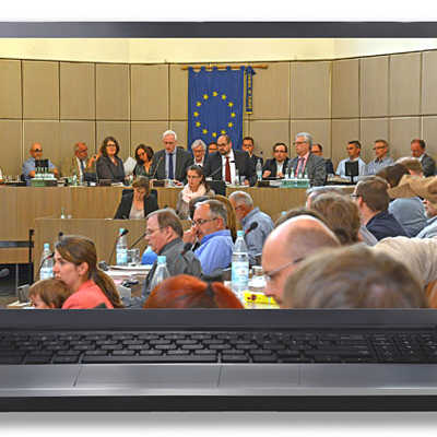 Sitzungen des Trierer Stadtrats sollen Interessierte ab Herbst 2016 live im Fernsehen und Internet verfolgen können - wie in dieser Montage.