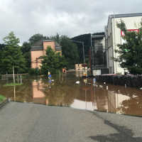 Die improvisierten Schutzelemente (rechts) an der Ehranger Mühle hielten später den Wasserdruck nicht mehr stand.