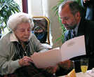 OB Jensen liest der 100-jährigen Maria Nussbaum die Glückwünsche von Ministerpräsident Kurt Beck vor.