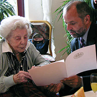 OB Jensen liest der 100-jährigen Maria Nussbaum die Glückwünsche von Ministerpräsident Kurt Beck vor.