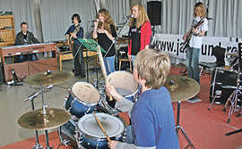 Bandleiter Ben Heit (links) probt mit der Band „Jazz & Rock Hotel“ bekannte Rock- und Popstücke in der Grundschule Reichertsberg.