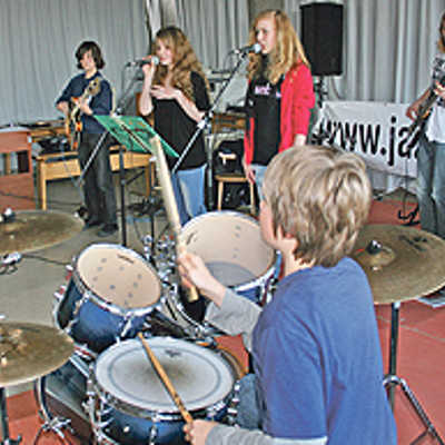 Bandleiter Ben Heit (links) probt mit der Band „Jazz & Rock Hotel“ bekannte Rock- und Popstücke in der Grundschule Reichertsberg.