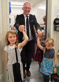 Die Kinder zeigen Oberbürgermeister Wolfram Leibe ihr „Containerdorf“.