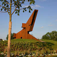 Die begehbare Skulptur mit dem Spitznamen "Turm Luxemburg" war das Wahrzeichen der Landesgartenschau 2004 und ist Symbol für die Umwandlung der Kaserne auf dem Petrisberg in ein Wohn- und Naherholungsgebiet mit Wissenschaftspark.