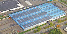 Bereits 2007 ging die Photovoltaikanlage der Trierer Stadtwerke auf dem Hallendach des Verkehrsbetriebs in Euren ans Netz. Rund 3 400 Module erzeugen elektrische Energie aus Sonnenlicht. Foto: SWT