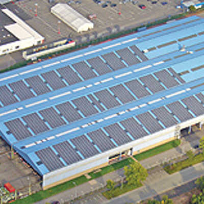 Bereits 2007 ging die Photovoltaikanlage der Trierer Stadtwerke auf dem Hallendach des Verkehrsbetriebs in Euren ans Netz. Rund 3 400 Module erzeugen elektrische Energie aus Sonnenlicht. Foto: SWT