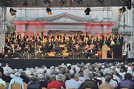 Dirigent Martin Folz mit dem Spee-Chor und Blechbläsern der Philharmonie.  Foto: Kulturbüro/Funkbild