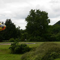 Ein Rettungshubschrauber landet zur Evakuierung von Patienten am Klinikum Mutterhaus Ehrang.