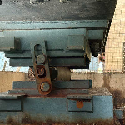 Dieses Bild zeigt eines der intakten Lager im Inneren der Brücke. Die Rolle ist ein Verschleißteil, das unter ständiger Bewegung und ständigem Druck steht.