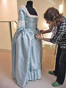 Petra Gumprecht drapiert ihr Kleid für die Präsentation am Eingang zum Textilkabinett. Foto:?Stadtmuseum