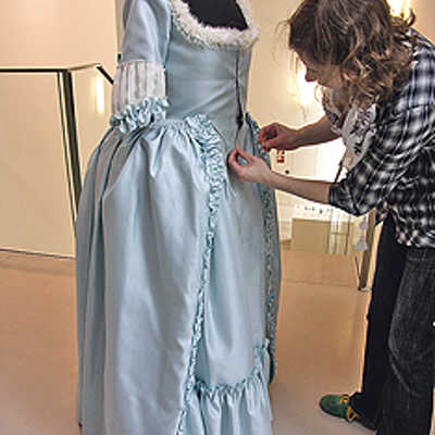 Petra Gumprecht drapiert ihr Kleid für die Präsentation am Eingang zum Textilkabinett. Foto:?Stadtmuseum