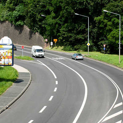 Großflächige Werbetafeln, wie hier an der Bitburger Straße, Höhe Schneidershof, prägen mittlerweile die Einfallstraßen vieler Städte. In Trier gelten nun für einen besonders sensiblen Bereich strenge Beschränkungen. Foto: PA