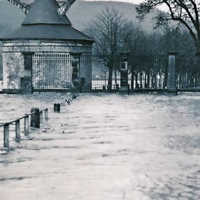 Das überflutete Johanniterufer beim Hochwasser von 1920.