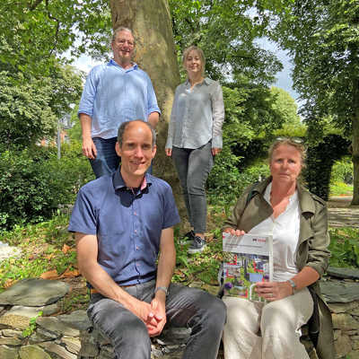Dezernent Dr. Thilo Becker (vorne links) freut sich mit Klimaschutzmanagerin Julia Hollweg (vorne rechts) sowie Christian Thesen und Annabelle Eisenhuth (beide StadtGrün) über die Förderung.