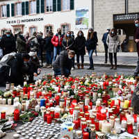 Die Kerzen stehen für die Trauer und das Mitgefühl vieler Triererinnen und Trierer mit den Menschen, die bei dem Amoklauf ums Leben kamen oder schwer verletzt wurden.