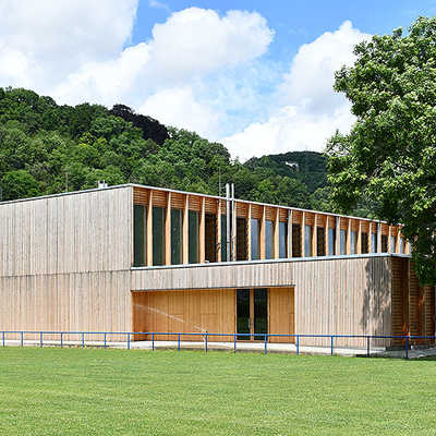 Die neuen Turnhallen auf den Bezirkssportanlagen Feyen und Trier-West (Foto) gelten nicht nur wegen des nachhaltigen Baustoffs Holz als Vorzeigeprojekte für den Klimaschutz. Auf den Dächern befinden sich Photovoltaikanlagen, die jährlich jeweils circa 50 Tonnen CO2 einsparen.