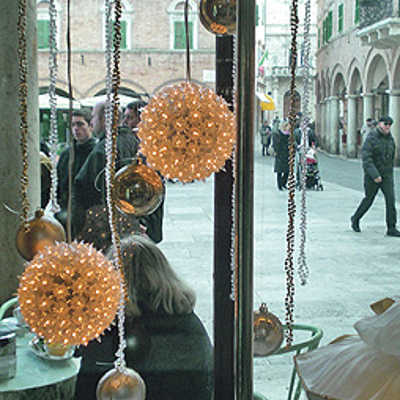 Adventlicher Blick aus dem Café Meletti auf die Piazza del Popolo in der Partnerstadt Ascoli Piceno. Foto: privat