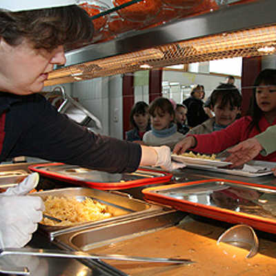 Um das ganztagsschulische Angebot für 40 Erstklässler umzusetzen, wurde ein Klassenraum in eine Essensausgabe und einen Speiseraum umgebaut.