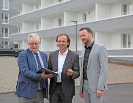 Baudezernent Andreas Ludwig freut sich mit Uwe Birk (Deutsche Bauwert AG) und David Becker (EGP) über die neuen Wohnunge