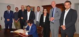 Der Bürgermeister der Kapverden-Insel Sal trägt sich ins Gästebuch der Stadt Trier ein. 