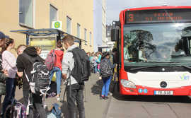 Wenn die Jugendlichen mittags im Bus den Heimweg antreten, herrscht immer Hochbetrieb an der Bushaltestelle vor dem HGT.