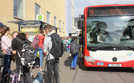 Wenn die Jugendlichen mittags im Bus den Heimweg antreten, herrscht immer Hochbetrieb an der Bushaltestelle vor dem HGT.