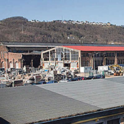 Blick von der Bobinetfabrik auf die denkmalgeschützte Lok-richthalle (l.) und die DB-Halle des früheren Ausbesserungswerks. Foto: EGP