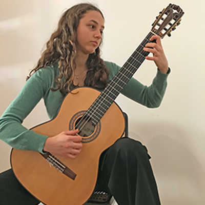Die Gitarristin Liv Schwickerath aus Trier gewann für die Karl-Berg-Musikschule den ersten Preis und geht nun außerdem beim Bundeswettbewerb an den Start. Foto: Karl-Berg-Musikschule 