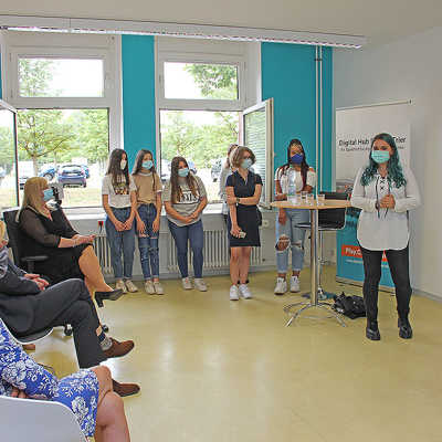 Damit alle der Präsentation des HGT beiwohnen können, ist Mund-Nasen-Schutz Pflicht, auch für die Präsentatorin Jennifer Drzyzga (rechts), Ministerpräsidentin Malu Dreyer (vorne) und OB Wolfram Leibe (dahinter).