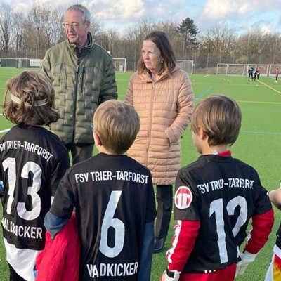 Bürgermeisterin Elvira Garbes und Ortsvorsteher Werner Gorges im Gespräch mit den FSV-Waldkickern. Foto: privat