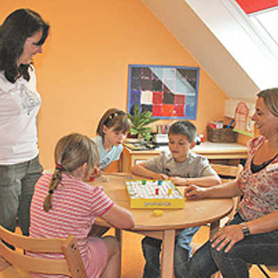 Ärztin Elisabeth Lichter-Tielmann (rechts) und Katrin Laros vom Mutterhaus betreuen drei Patienten der Kinder- und Jugendpsychiatrie in einem Raum der Ergo-Therapie.