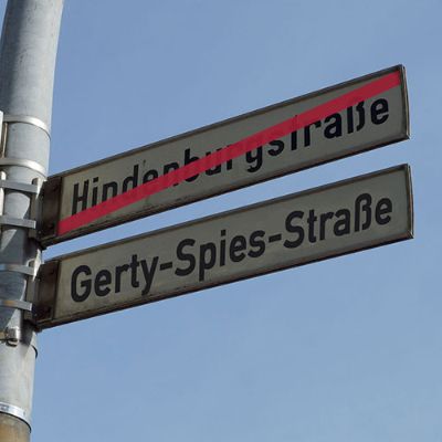 Das Gedicht "Des Unschuldigen Schuld" von Gerty Spies ist seit 2020 am Mahnmal auf dem Rindertanzplatz verewigt. Hier war der Sammelplatz für Trierer Jüdinnen und Juden vor ihrer Deportation in die Vernichtungslager der SS.