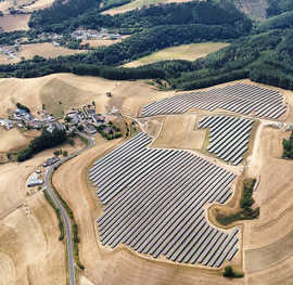Luftbild eiiner Photovoltaikanlage in der Eifel