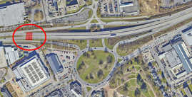 Luftbild der Autobahnbrücke am Verteilerkreis Nord mit Markierung an dem beschädigten Widerlager.