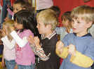 Kinder des Deutsch-Französischen Kindergartens in der Burgunderstraße studieren ein Singspiel für das EU-Projekt ein. Foto: Dt.-frz. Kindergarten