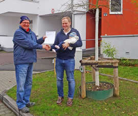 Michael Dahmen von StadtGrün Trier überreicht Stefan Lang eine Urkunde.für eine Baumpatenschaft