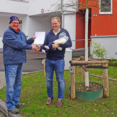 Michael Dahmen von StadtGrün Trier überreicht Stefan Lang eine offizielle Patenschaftsurkunde.