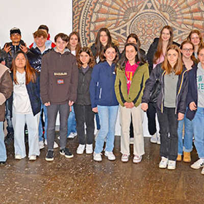 Bürgermeisterin Elvira Garbes (vorne, 2. v. r.) begrüßte Oberstufenschüler und -schülerinnen des Lycée Fabert aus Triers Partnerstadt Metz und Jugendliche des Max-Planck-Gymnasiums im Rathaus.