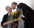 Bürgermeister Georg Bernarding gratuliert Anna Heckmann an ihrem Ehrentag und gibt ihr ein Geburtstagsküsschen.
