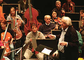 Siegfried Köhler leitet das Philharmonische Orchester beim Sinfoniekonzert. Der renommierte Dirigent gastierte schon mehrfach in Trier. Das Foto entstand bei einer Probe im Januar 2005.
