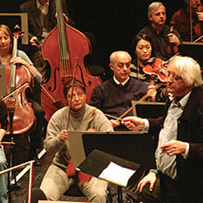 Siegfried Köhler leitet das Philharmonische Orchester beim Sinfoniekonzert. Der renommierte Dirigent gastierte schon mehrfach in Trier. Das Foto entstand bei einer Probe im Januar 2005.