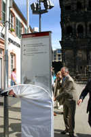 OB Klaus Jensen enthüllt eine der neuen Info-Stelen, die zwischen Tourist-Information und Porta Nigra steht.