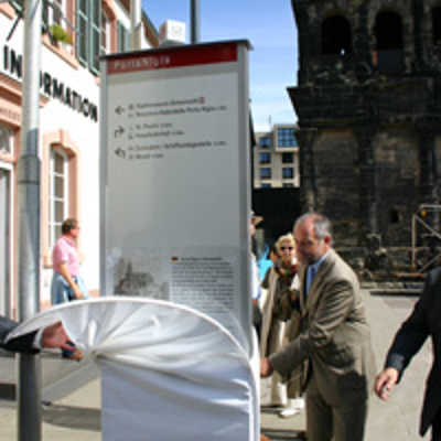 OB Klaus Jensen enthüllt eine der neuen Info-Stelen, die zwischen Tourist-Information und Porta Nigra steht.