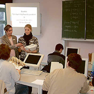Linda Reiter (links) und Anke Schmidt, Auszubildende der Sparkasse Trier, geben Jugendlichen in der Berufsbildenden Schule für Wirtschaft Tipps für ihre Bewerbungen.             Foto: Sparkasse