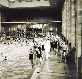 Badebetireb im Trierer Hallenbad in den 1960er Jahren